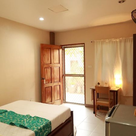 Jo-Cris Apartelle Hotel Lapu-Lapu City Kültér fotó