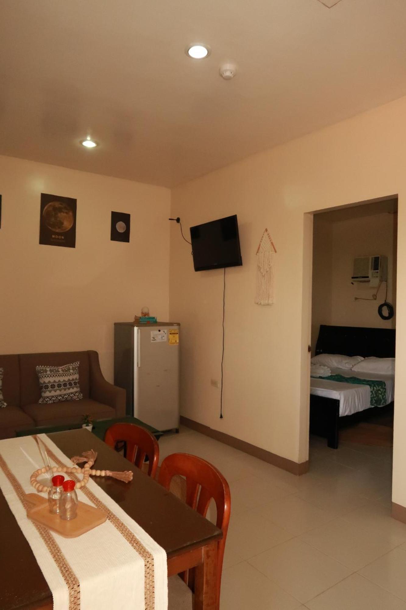 Jo-Cris Apartelle Hotel Lapu-Lapu City Kültér fotó