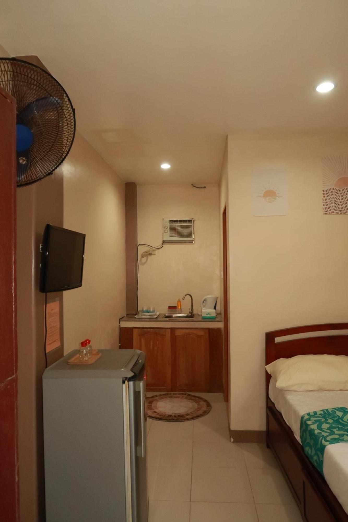 Jo-Cris Apartelle Hotel Lapu-Lapu City Kültér fotó