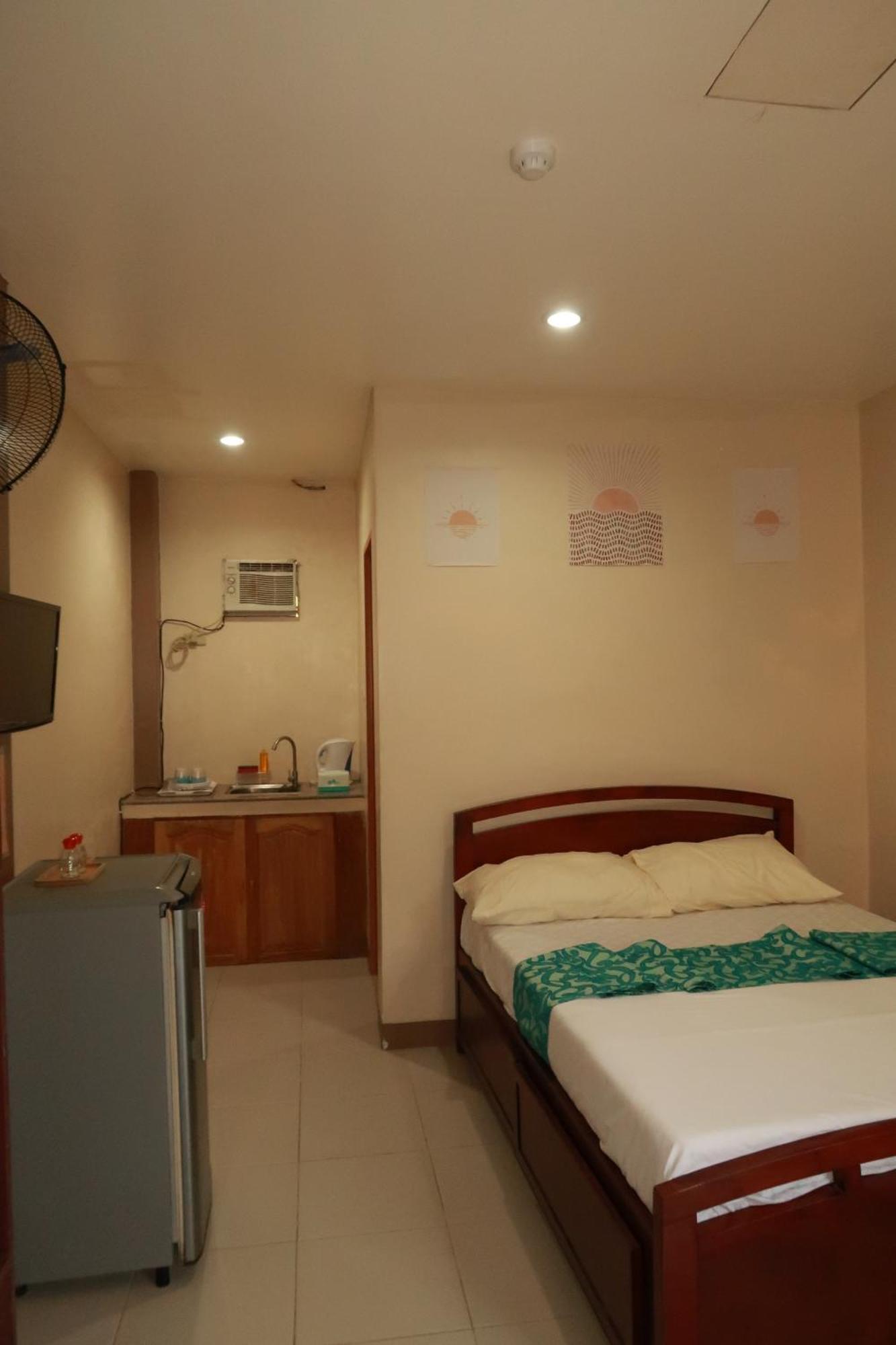 Jo-Cris Apartelle Hotel Lapu-Lapu City Kültér fotó