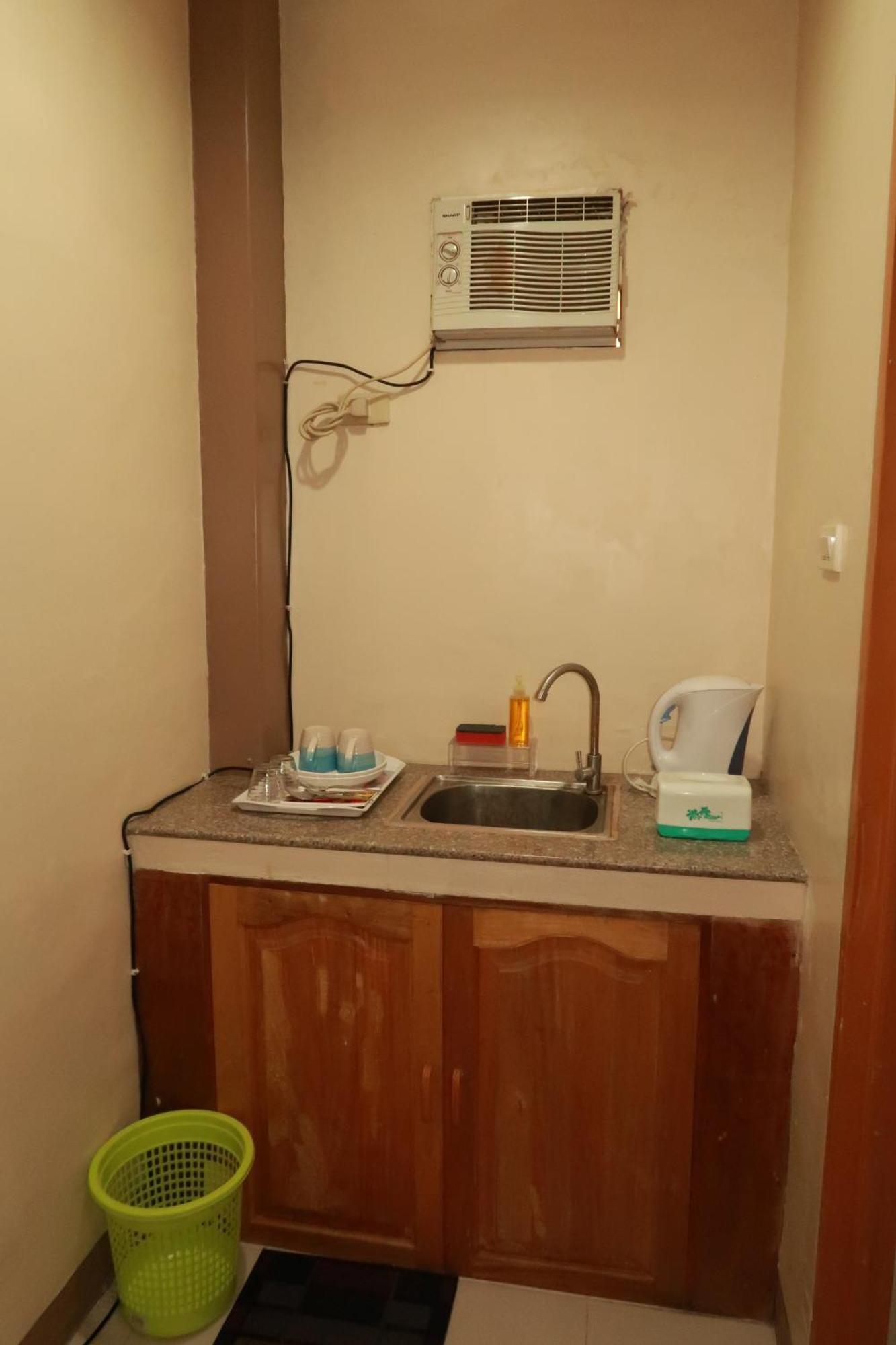 Jo-Cris Apartelle Hotel Lapu-Lapu City Kültér fotó